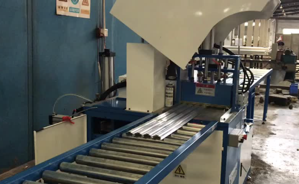 cutting aluminum extrusion